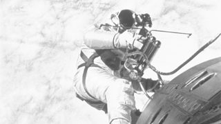 НАСА отбеляза 50 години от първата <span class="highlight">разходка</span> в космоса (видео)