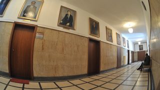 Трети ден служебният ректор на Стопанската академия не е допускан в сградата