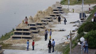 В 10 двуметрови <span class="highlight">фигури</span> ще се превърнат 613-те тона пясък, изсипани <span class="highlight">на</span> кея в Русе (видео)