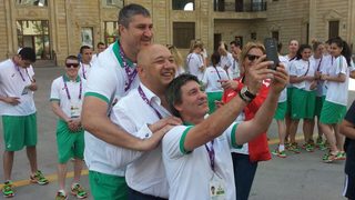 Селфи на деня: Красен Кралев в сандвич между <span class="highlight">Любо</span> <span class="highlight">Ганев</span> и Валентин Йорданов
