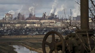 Два завода за стомана в Мариупол са в критично състояние след взривен газопровод