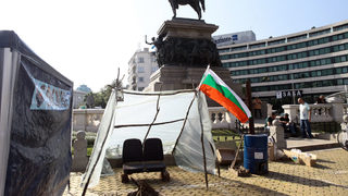 Протестиращите полицаи вдигнаха шатра на жълтите павета пред парламента