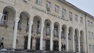 Съдът потвърди отстраняването на ректорката на Свищовската академия