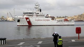 Търговски кораби спасиха стотици имигранти в Средиземно море