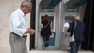 Една трета от банкоматите в Гърция пресъхнаха в събота, изтеглени са 600 млн. евро