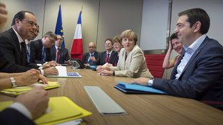 Ангела Меркел свиква спешна среща заради кризата в Гърция