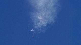 Видео: Ракета на SpaceX избухна, малко след като излетя от Флорида
