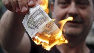 Гърция обяви банкова ваканция, вече се плаща и "с други средства" (обновена)