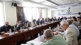 Енергийният регулатор отложи с месец новите цени на тока