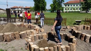 В училищния двор в Белозем: биоградинка, ферма за червеи и много щъркели