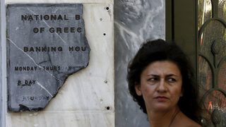 Гърция ще трябва да ликвидира банки, твърди "Ройтерс"