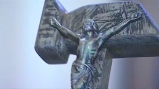 Боливия изненада папата с "комунистическо разпятие" (видео)