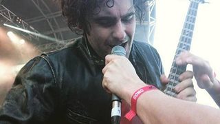 Басистът на Black Rebel Motorcycle Club си търси "бар или пейка" за неофициален гиг в София