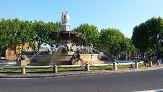 Фотогалерия: Градът на фонтаните и лавандулата