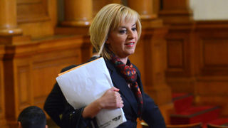 Мая Манолова - "мъжкото момиче", което радва и дразни БСП