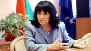 Министър Петкова се надява НЕК да се разплати с маришките ТЕЦ-ове до 15 август