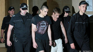 Съдът остави в ареста младежите, обвинени за побоя на 3-годишното дете (видео)