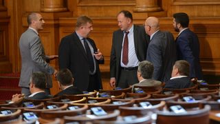 ГЕРБ чака депутата от партията на Кунева да даде 180-ия подпис за промените в конституцията