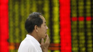 Китайските индекси спаднаха с над 8% днес