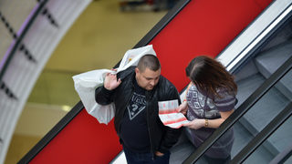Мъжете харчат повече от кредитните си карти, жените теглят в брой, сочат данни
