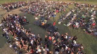 Видео: Дейвид Боуи и White Stripes в изпълнение на 1000 фенове