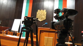 Протестиращи превзеха залата на Общинския съвет във Варна