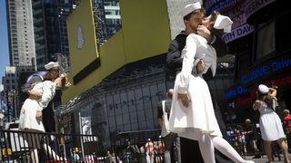 Близо 200 двойки се целунаха на "Таймс скуеър"