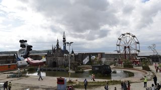 Фотогалерия: Шокиращият парк Dismaland на Банкси