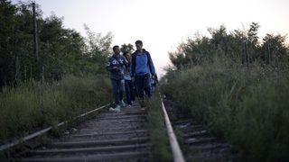 Бежанци в Канижа: По железопътната линия - тихо, само направо