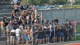 Фенове на "Локомотив" (Пловдив) блокирали районното в Монтана заради арест