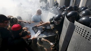 <span class="highlight">Граната</span> избухна при сблъсъци пред парламента в Киев, има загинал и ранени (обновена, видео)