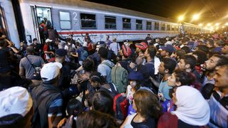 В Унгария арестуваха хърватски влак с хиляди имигранти