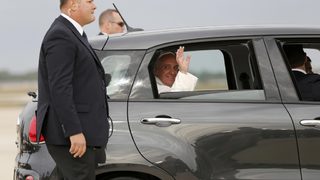 Папата на "<span class="highlight">Фиат</span>" 500 в САЩ: призив за смиреност или скрита реклама