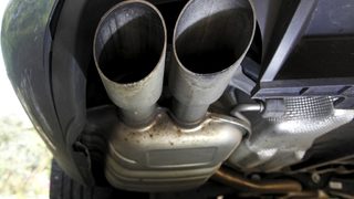 Автомобилите консумират средно с 40% повече гориво от обявеното, твърди проучване