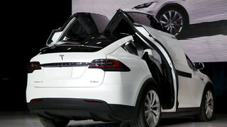 Фотогалерия: Футуристичният SUV на "<span class="highlight">Тесла</span>" дойде с крилати задни врати