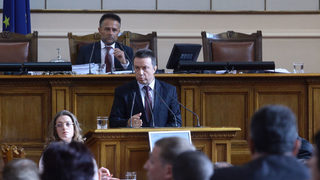 След ожесточен спор депутатите оставиха престъпленията на комунизма извън учебната програма