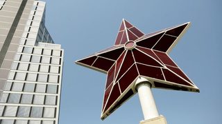 Снимка на деня: Петолъчката от Партийния дом - 25 години след пиедестала