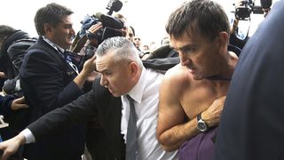 Видео: Гневни пилоти съблякоха директор на "Ер Франс"