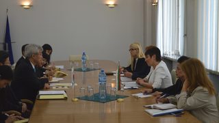 <span class="highlight">Корейски</span> фирми се готвят да инвестират в производство на коли и на сирене в България