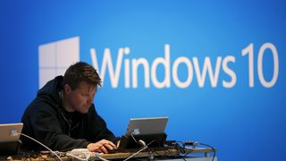 Windows 10 не успя да спре спада на продажби на компютри