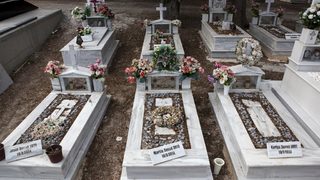 Гробището на остров Лесбос се препълни с имигранти