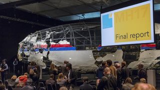 Фотогалерия: Отвън и отвътре - събраните в Холандия отломки от полет МН17