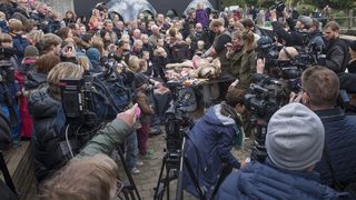 Снимка на деня: В датски зоопарк направиха дисекция на лъв пред деца
