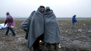 Хиляди имигранти са блокирани по калните и дъждовни балкански граници