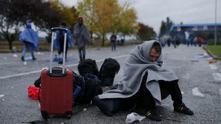 Словения се обръща към частни охранителни фирми, за да овладее наплива от имигранти
