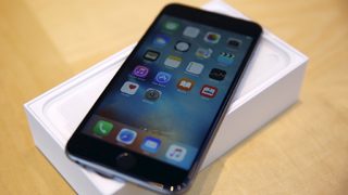 HTC: Apple копира дизайна ни