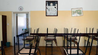 Часовете по чужд език в езиковите гимназии да се намалят наполовина, предлага МОН