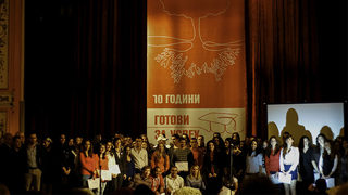 Над 100 младежи без родители получиха едногодишни стипендии за образование