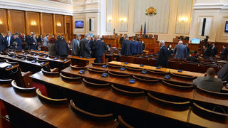 Депутатите одобриха <span class="highlight">на</span> първо четене плащанията в брой да са до 5 хил. лв.