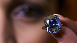 Диамантът "Синя луна" бе продаден за рекордните $48.4 млн.